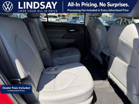 Used 2022 Toyota Highlander XLE FWD image 13