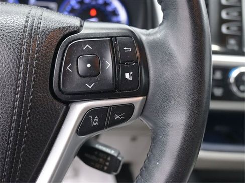 Certified 2019 Toyota Highlander Limited Platinum image 2