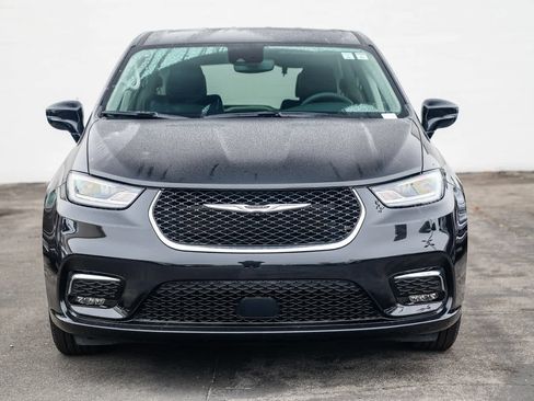 Used 2024 Chrysler Pacifica Touring-L image 2