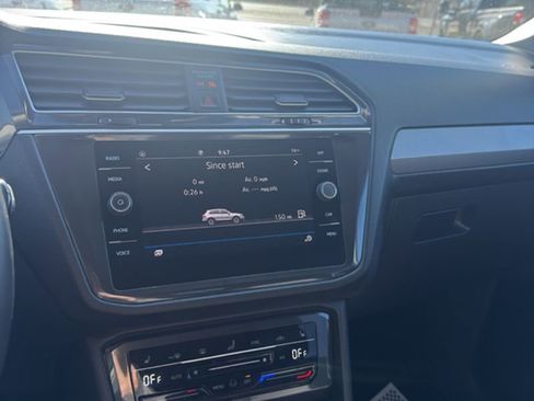 Used 2024 Volkswagen Tiguan SE image 34