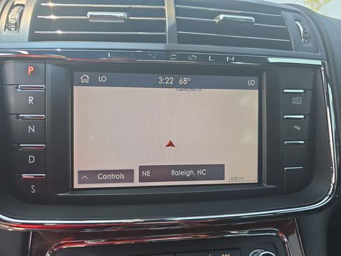 Used 2020 Lincoln Continental w/ Premium Package FWD image 23
