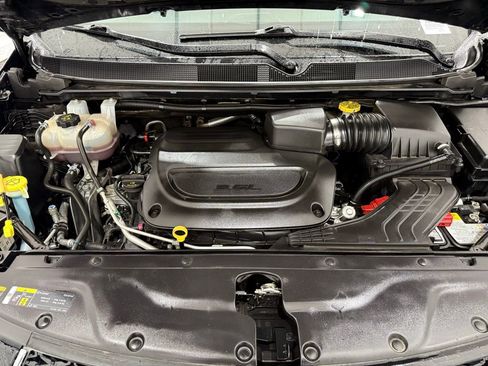 Used 2024 Chrysler Pacifica Touring-L image 10