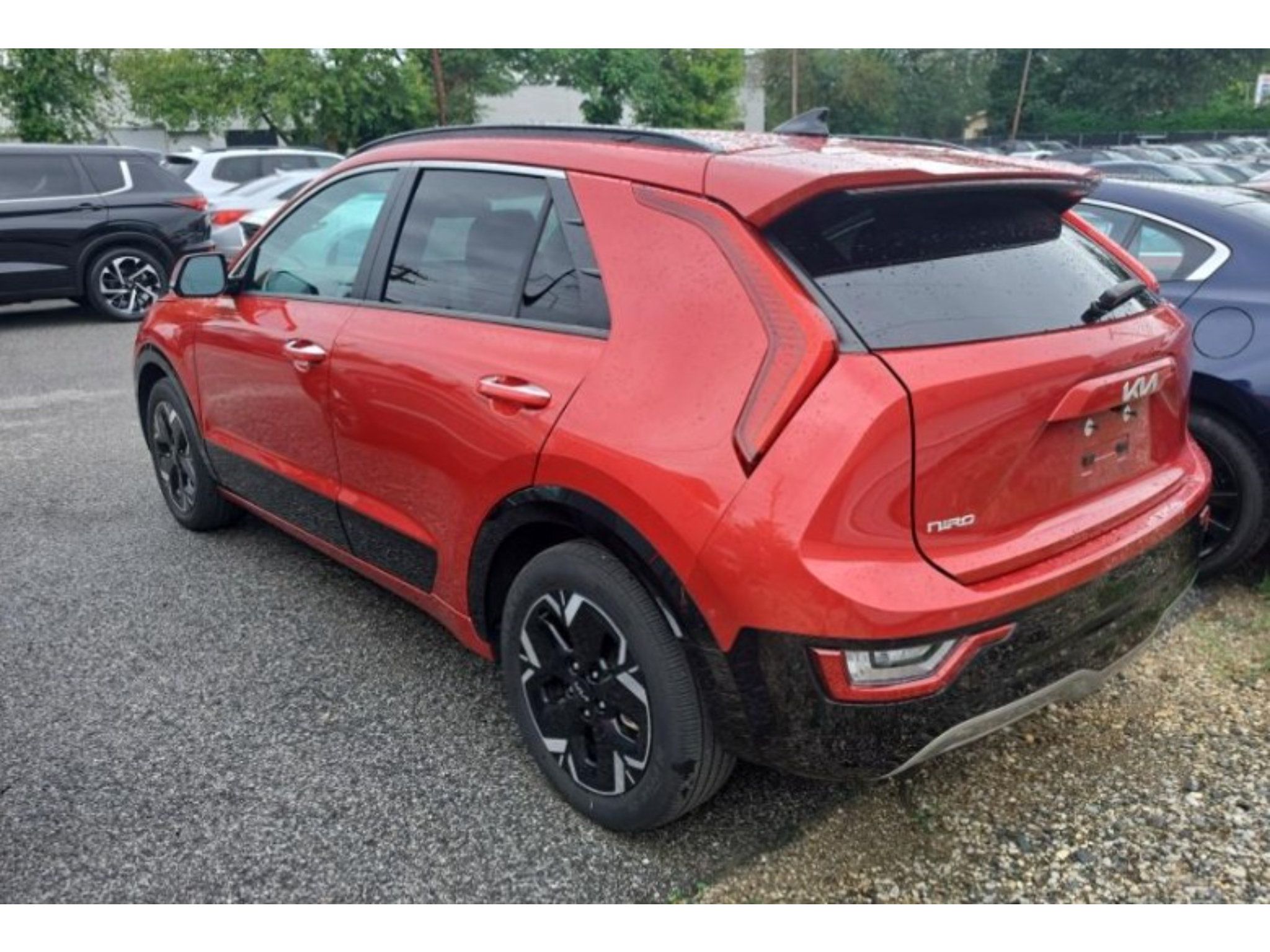 Used 2023 Kia Niro Wave w/ Wave Preserve Package FWD image 3