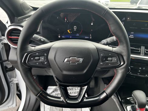 Used 2025 Chevrolet Trax RS w/ Sunroof Package image 13