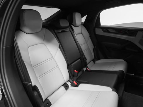 Certified 2025 Porsche Cayenne Coupe AWD/4WD image 24