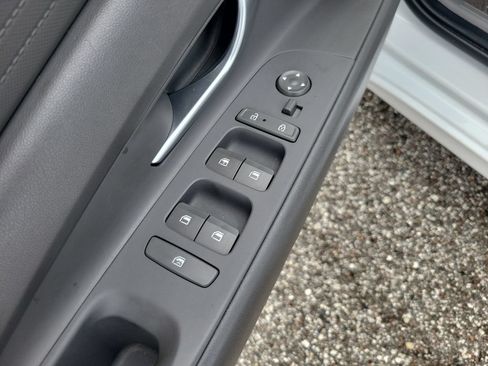 Used 2024 Hyundai Elantra SE FWD image 12