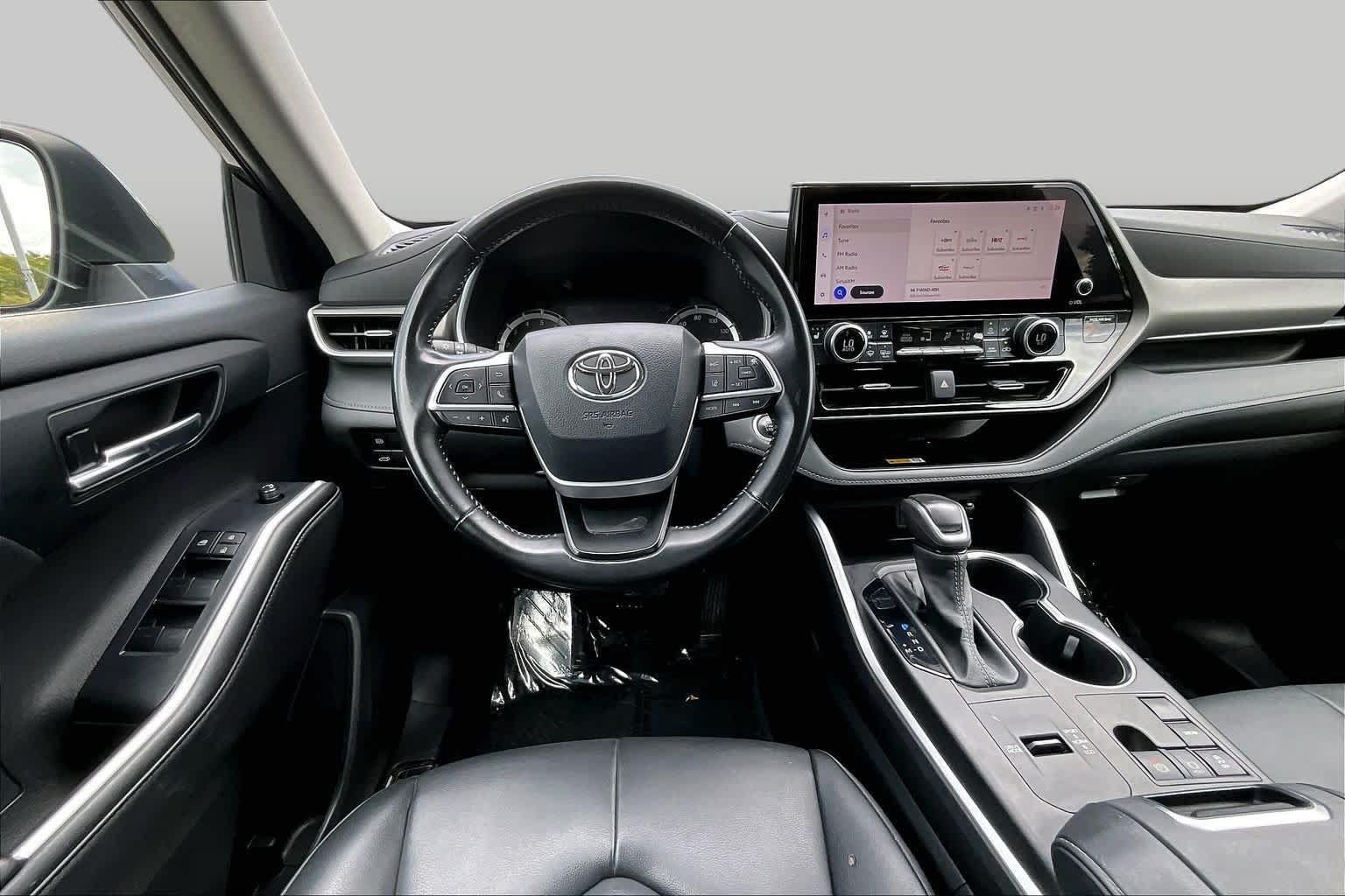 Used 2024 Toyota Highlander XLE FWD image 6