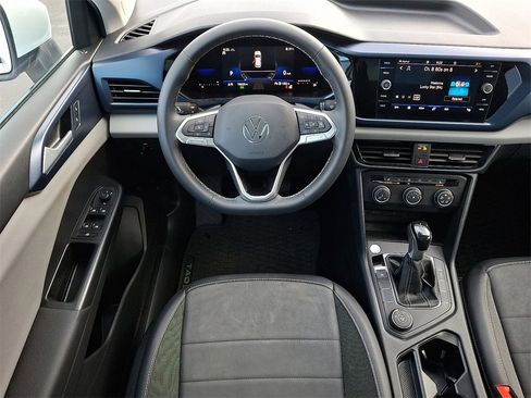 Certified 2022 Volkswagen Taos SE w/ Panoramic Sunroof Package image 11