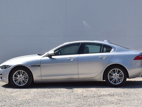 Used 2017 Jaguar XE Premium RWD image 9