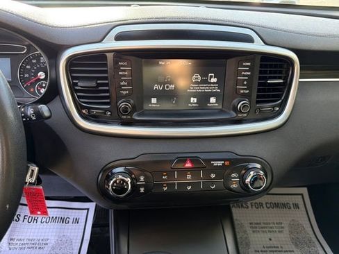 Used 2019 Kia Sorento FWD image 18