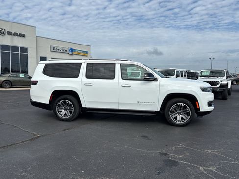 Used 2023 Jeep Wagoneer L Series II AWD/4WD image 4