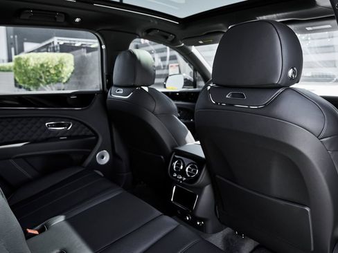Used 2025 Bentley Bentayga AWD/4WD image 39