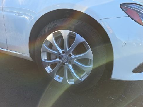 Used 2017 Mercedes-Benz E 300 4MATIC image 2