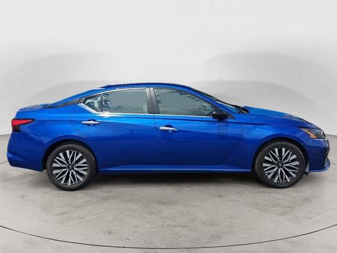 Used 2025 Nissan Altima 2.5 SV FWD image 2