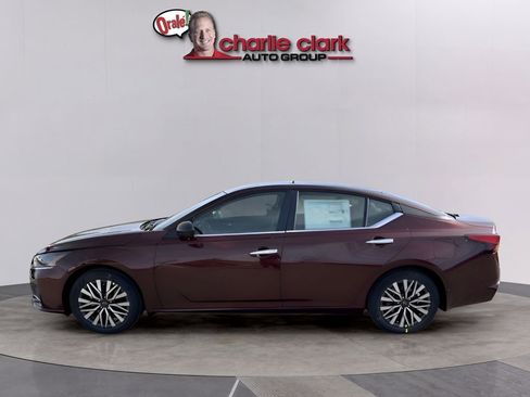 Used 2024 Nissan Altima 2.5 SV FWD image 2