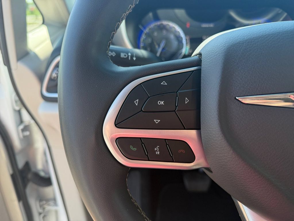 Used 2023 Chrysler Pacifica Touring-L FWD image 31