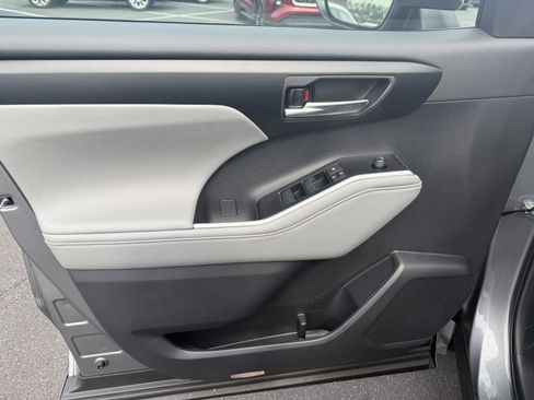 New 2026 Toyota Highlander XLE image 9