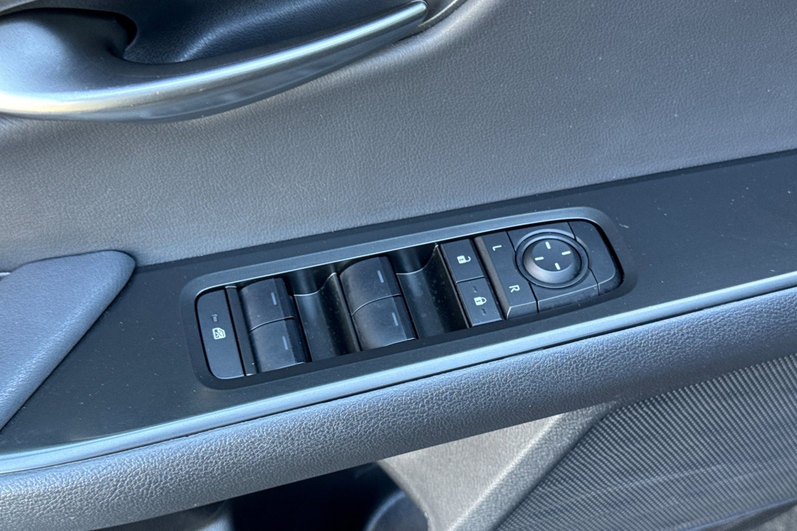 Certified 2025 Lexus UX 300h FWD w/ Accessory Package (Z2) image 13
