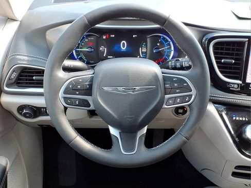 Used 2024 Chrysler Pacifica Limited FWD image 20