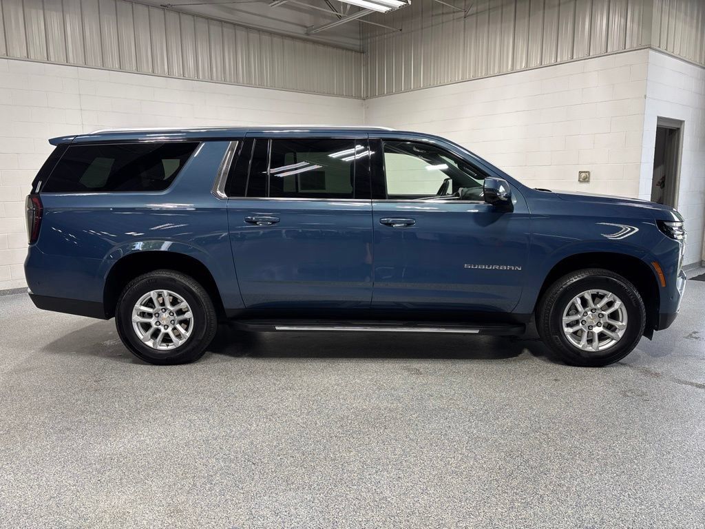 Used 2026 Chevrolet Suburban LT w/ Comfort Package AWD/4WD image 8