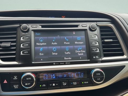 Used 2019 Toyota Highlander XLE FWD image 16