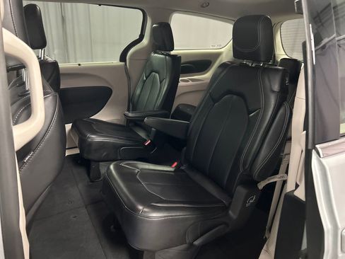 Used 2024 Chrysler Pacifica Touring-L image 23