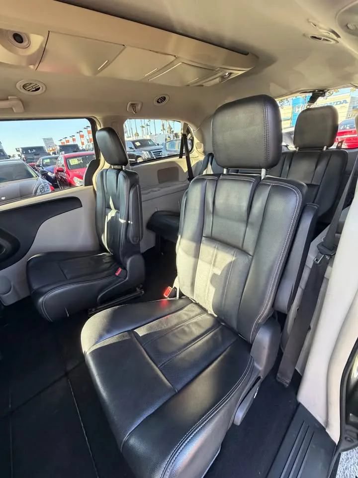 Used 2012 Chrysler Town & Country Touring w/ Entertainment Group #1 FWD image 8
