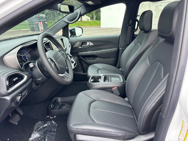 New 2027 Chrysler Pacifica Select w/ Family Tech Group AWD/4WD image 6