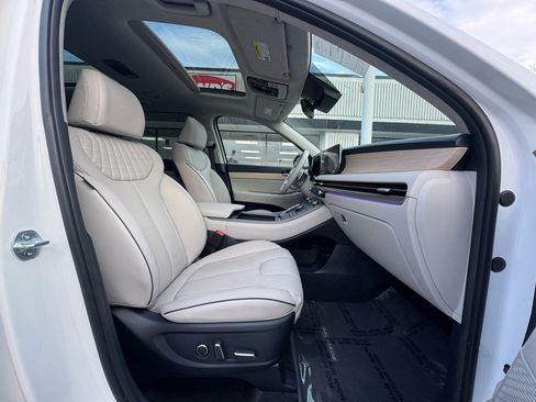 Used 2024 Hyundai Palisade Limited image 3