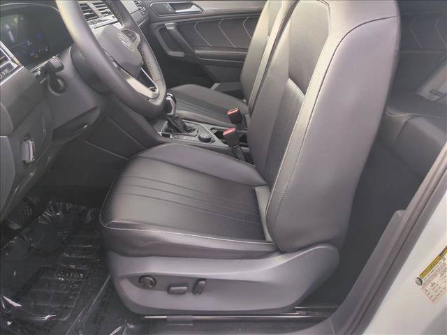 Used 2024 Volkswagen Tiguan SE w/ Panoramic Sunroof Package AWD/4WD image 16