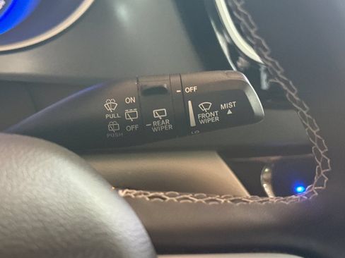 Used 2023 Chrysler Pacifica Touring-L FWD image 33
