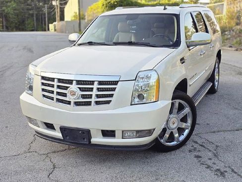 Used 2013 Cadillac Escalade ESV Luxury image 2