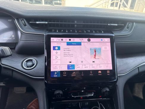 Used 2023 Jeep Grand Cherokee L Limited RWD image 21