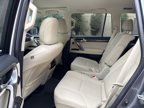 Used 2023 Lexus GX 460 Premium w/ Accessory Package AWD/4WD image 31