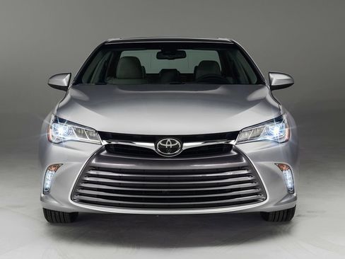 Used 2017 Toyota Camry SE FWD image 2