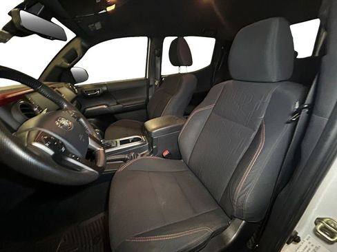 Used 2020 Toyota Tacoma TRD Sport image 9