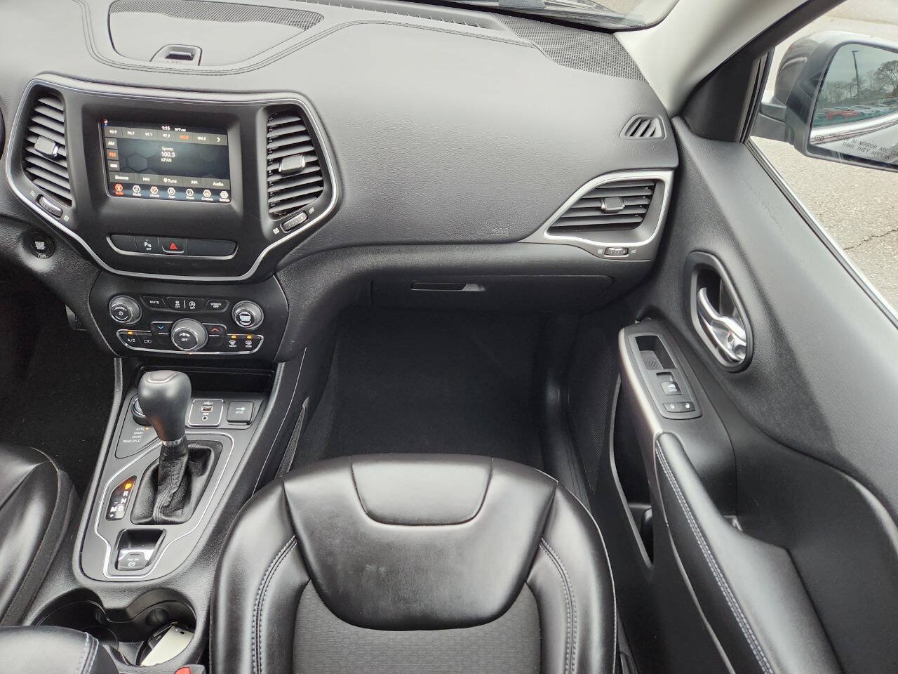 Used 2019 Jeep Cherokee Latitude Plus AWD/4WD image 17