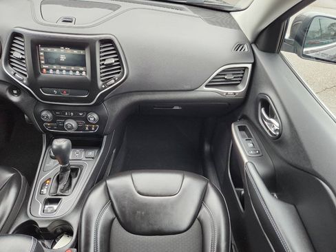Used 2019 Jeep Cherokee Latitude Plus AWD/4WD image 17