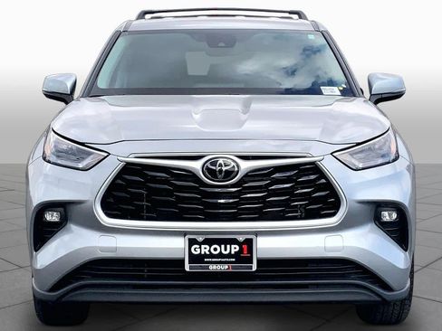 Used 2024 Toyota Highlander LE AWD/4WD image 4