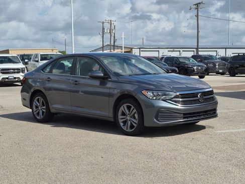 Used 2024 Volkswagen Jetta SE FWD image 3