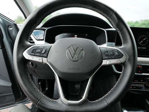 Used 2025 Volkswagen Taos SE w/ Panoramic Sunroof Package AWD/4WD image 17