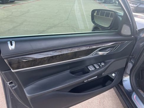 Used 2018 BMW 740i image 9