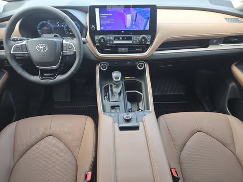 Used 2025 Toyota Grand Highlander AWD image 27