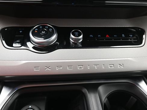 New 2025 Ford Expedition Active image 28