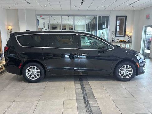 Used 2020 Chrysler Pacifica Touring image 3