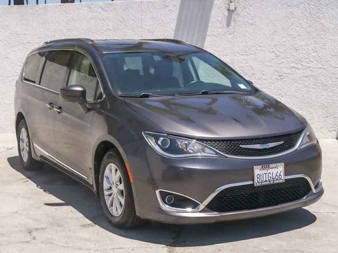 Used 2019 Chrysler Pacifica Touring-L FWD image 3