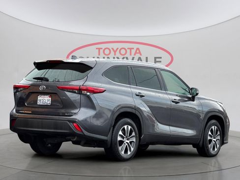 Used 2021 Toyota Highlander XLE image 3