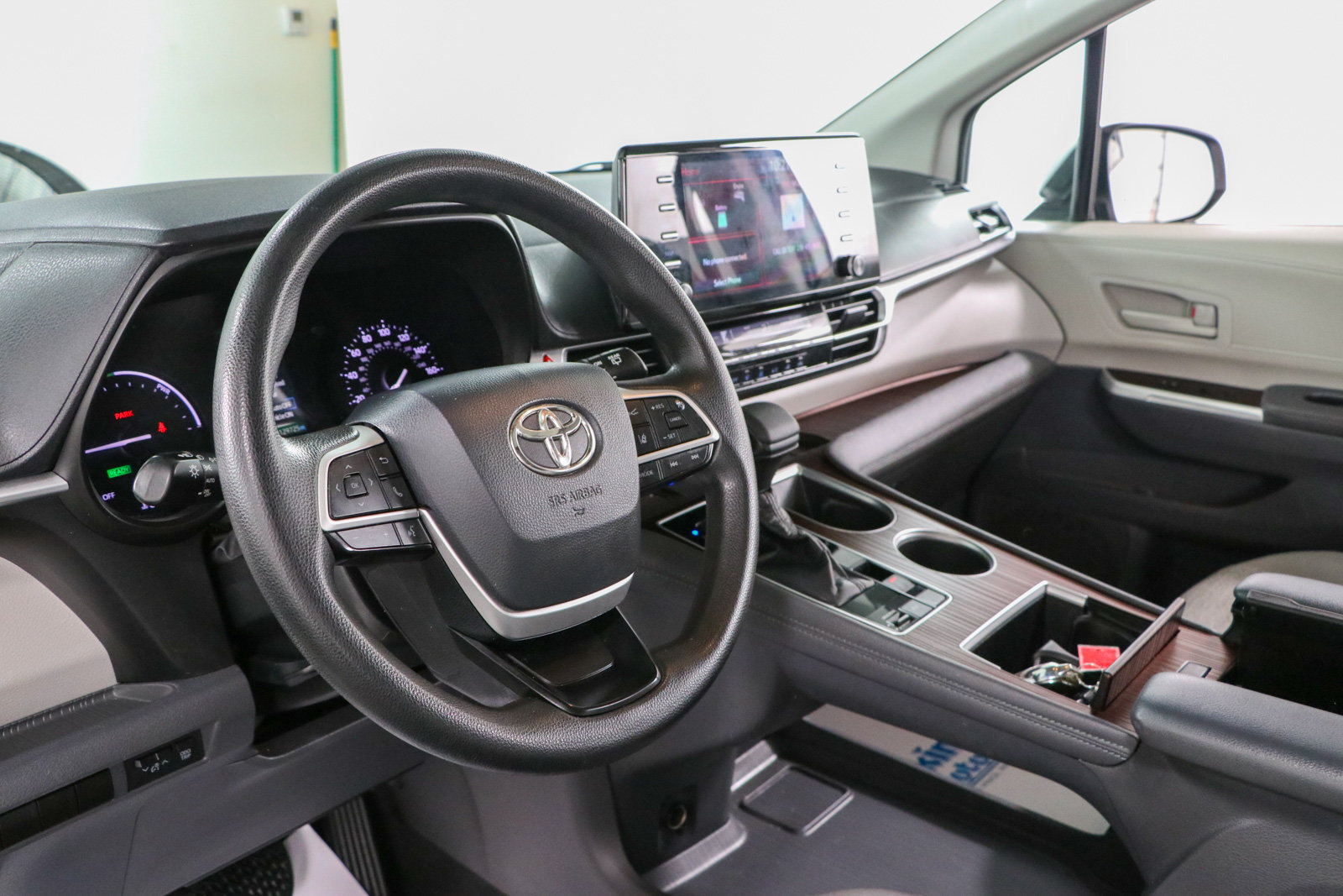 Used 2021 Toyota Sienna LE w/ LE Plus Package FWD image 23