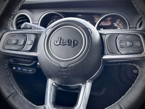 Used 2022 Jeep Wrangler Unlimited Sahara w/ Cold Weather Group AWD/4WD image 15