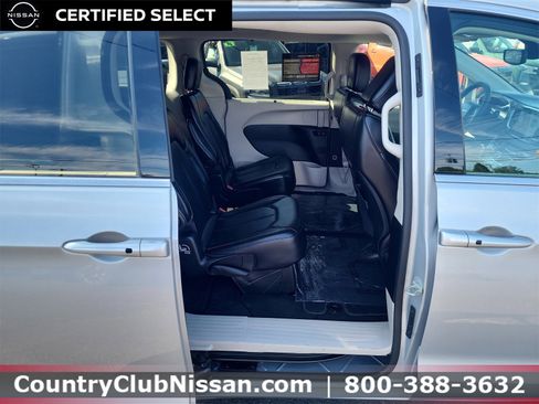Used 2024 Chrysler Pacifica Touring-L image 31